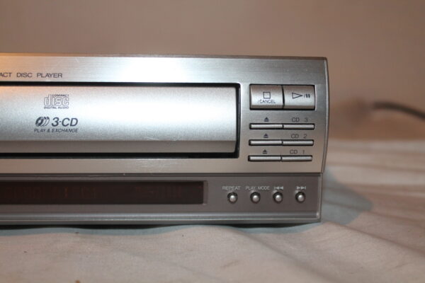 JVC XL-EX70 3-Disc CD Player - Image 4