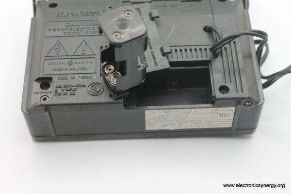 General Electric AM/FM Radio (Model 7-2660D) - Image 7